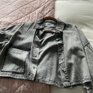 Cropped washed blk denim shirt